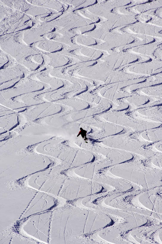 成年人,竖图,室外,旅游,度假,山,山脉,雪,日光,美国,地形,冬天,娱乐,车,蓝色,白色,风景,天空,自然,交通工具,享受,休闲,放松,寒冷,摄影,生活方式,雪橇,动作,北美,载具,雪橇车,犹他,盐湖城,滑雪运动,阿尔塔,男人,彩图