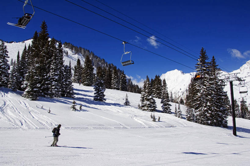 成年人,竖图,室外,旅游,度假,山,山脉,雪,日光,美国,地形,冬天,娱乐,车,蓝色,白色,风景,天空,自然,交通工具,享受,休闲,放松,寒冷,摄影,生活方式,雪橇,动作,北美,载具,雪橇车,犹他,盐湖城,滑雪运动,阿尔塔,男人,彩图