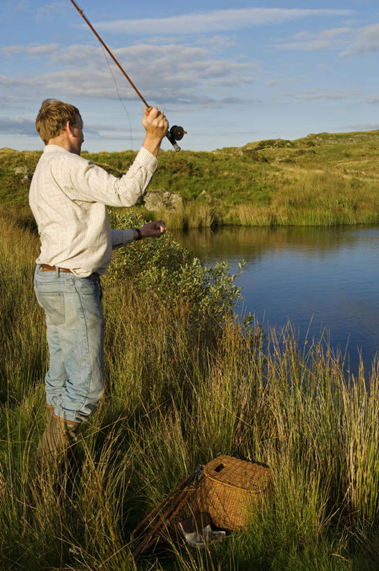 一个人,竖图,室外,运动,湖,英国,欧洲,摄影,西欧,大不列颠,威尔士,大不列颠及北爱尔兰联合王国,大不列颠及爱尔兰联合王国,威尔士公国,钓竿,渔线轮,休闲活动,彩图,钓鱼,康威自治市,大不列颠王国,大英帝国,联合王国,日不落帝国,传统文化,北威尔士