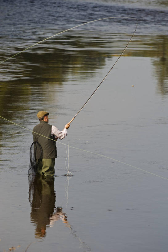 一个人,运动员,竖图,室外,度假,运动,水,英国,鸭舌帽,摄影,生活方式,宁静,威尔士,钓竿,休闲活动,彩图,钓鱼,传统文化,迪河