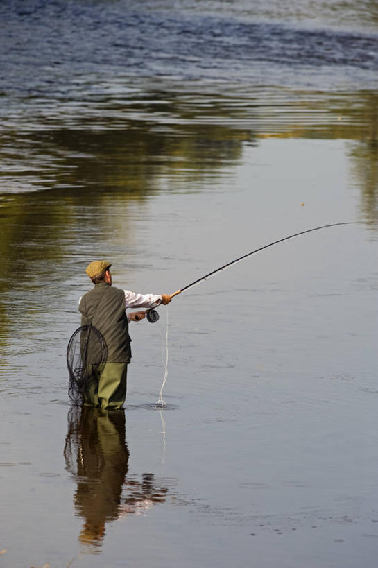 一个人,运动员,竖图,室外,度假,运动,水,英国,鸭舌帽,摄影,生活方式,宁静,威尔士,钓竿,休闲活动,彩图,钓鱼,传统文化,迪河