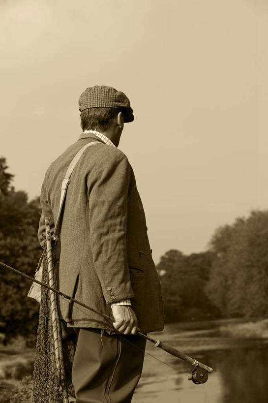 一个人,运动员,竖图,室外,度假,运动,水,英国,鸭舌帽,摄影,生活方式,鱼钩,威尔士,钓竿,休闲活动,彩图,钓鱼,传统文化,迪河