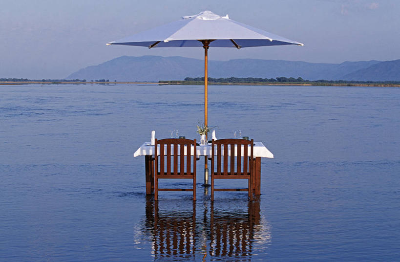 无人,横图,室外,吃饭,度假,晚餐,河流,山,山脉,水,桌面,桌子,酒店,椅子,赞比亚,河岸,浪漫,两个,摄影,峭壁,国家公园,膳食,露营,腊肠树,赞比西河,彩图