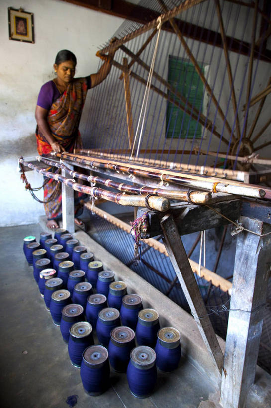成年人,一个人,工厂,竖图,纺织品,印度,亚洲,仅一个女性,工作,纺织,工业,摄影,印度文化,纱丽,泰米尔纳德邦,织机,印度次大陆,女人,外衣,彩图,传统文化