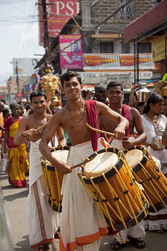 儿童,成年人,微笑,竖图,聚会,印度,亚洲,鼓,摄影,宗教,游行,印度文化,喀拉拉邦,印度教,鼓手,印度次大陆,男孩,男人,彩图