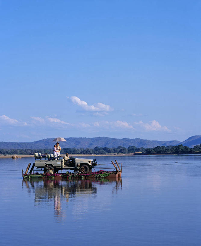 成年人,丈夫,妻子,新娘,新郎,竖图,室外,婚礼,河流,非洲,赞比亚,蓝色,摄影,婚姻,四驱车,异性恋,男人,男性,女人,女性,彩图,旅行,南卢安瓜国家公园,伴侣,浮桥