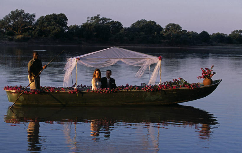 成年人,丈夫,妻子,新娘,新郎,横图,室外,婚礼,河流,日落,水,船,非洲,赞比亚,漂浮,反射,结婚,浪漫,粉色,黄昏,交通工具,橙色,摄影,离开,宁静,誓言,舟,国家公园,载具,剪影,典礼,婚姻,卢安瓜河,男人,男性,女人,女性,彩图,爱,南卢安瓜国家公园,承诺,结婚证词,证词