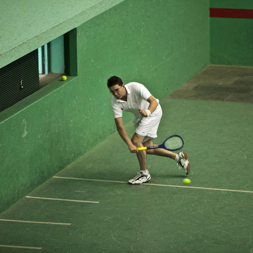 一个人,竖图,室内,风险,运动,法国,欧洲,追赶,网,网球拍,球场,球拍,首都,球,绿色,摄影,网球网,西欧,法兰西,法国文化,法兰西共和国,阿基坦,法兰西第五共和国,亚魁当,阿基坦大区,网球运动,彩图,比利牛斯.大西洋省,格柵