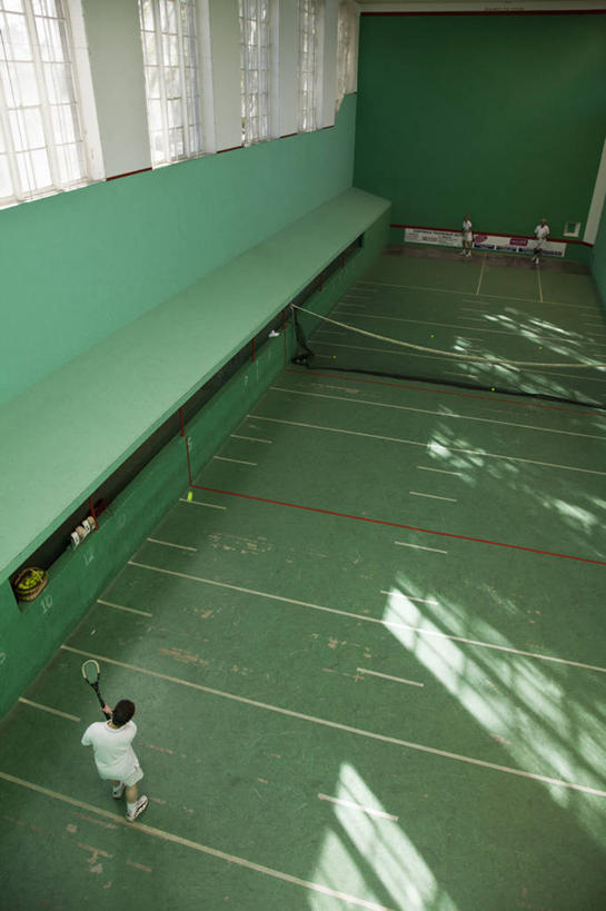 一个人,竖图,室内,风险,运动,法国,欧洲,追赶,网,网球拍,球场,球拍,首都,球,绿色,摄影,网球网,西欧,法兰西,法国文化,法兰西共和国,阿基坦,法兰西第五共和国,亚魁当,阿基坦大区,网球运动,彩图,比利牛斯.大西洋省,格柵