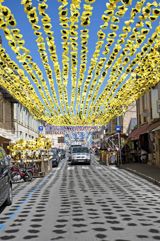 无人,竖图,街道,法国,欧洲,庆祝,花环,城镇,市场,花,黄色,摄影,法国文化,多尔多涅,彩图