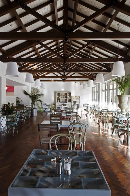 无人,建筑师,商店,竖图,白天,旅游,桌子,建筑,椅子,爱尔兰,欧洲,行人,游客,游人,饭厅,屋檐,欧盟,路人,旅客,摄影,政府,爱尔兰共和国,伦斯特省,威克洛郡,过客,彩图,旅行,餐馆,咖啡馆,传统文化,爱尔兰文化