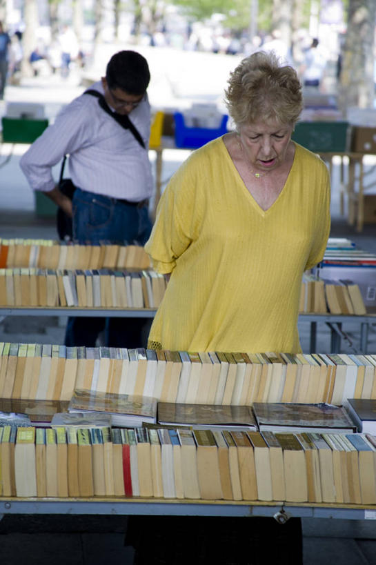 两个人,学生,书店,竖图,旅游,智慧,城市,英国,行人,游客,游人,学习,研究,文字,首都,教育,路人,旅客,教科书,读书,摄影,生活方式,知识,文学,过客,书,彩图,传媒