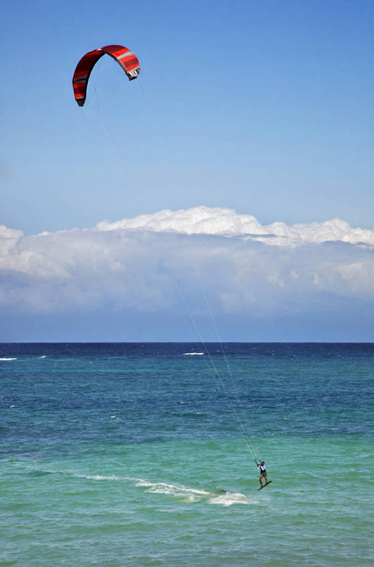 儿童,成年人,无人,横图,室外,河流,非洲,肯尼亚,脚印,褐色,河床,衣服,红色,季节,摄影,牲畜,女孩,女人,岩石,山羊,彩图,传统服装,旅行
