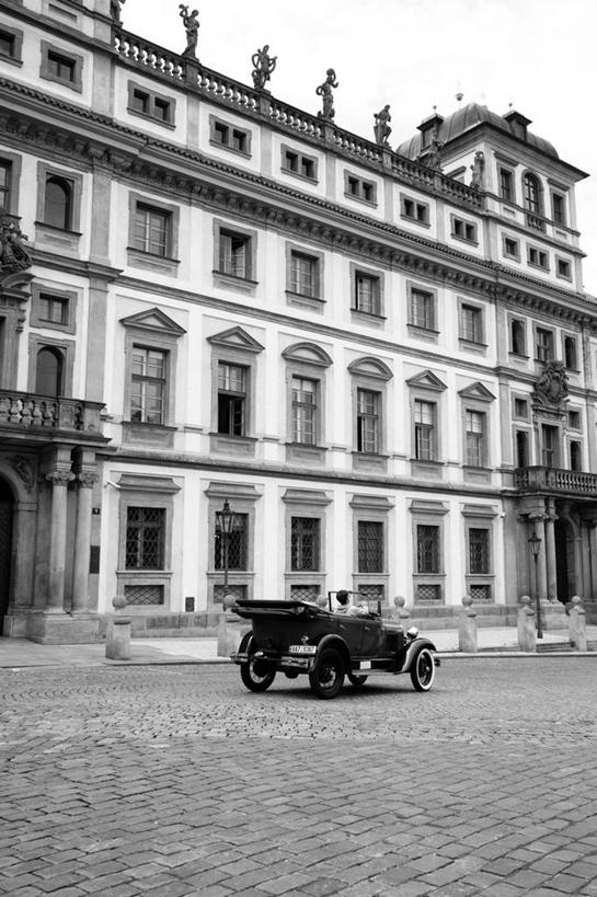 无人,竖图,黑白,城市,建筑,汽车,古董车,欧洲,首都,历史,地标建筑,驾驶,发动机,摄影,驾车,捷克共和国,布拉格,彩图,旅行,联合国教科文组织