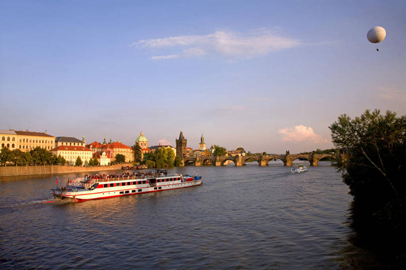 一个人,教堂,横图,室外,白天,旅游,旅途,河流,城市,建筑,船,欧洲,捷克,桥,首都,热气球,摄影,东欧,中欧,捷克共和国,波西米亚,布拉格,查理大桥,伏尔塔瓦河,彩图