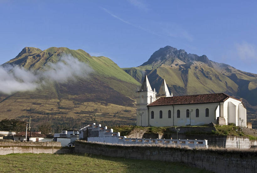 成年人,竖图,山,狗,厄瓜多尔,树,工人,社区,南美,摄影,拉丁美洲,桉树,奥塔瓦洛,女人,美国人,员工,步行,彩图,旅行,匠人,劳动者,体力工