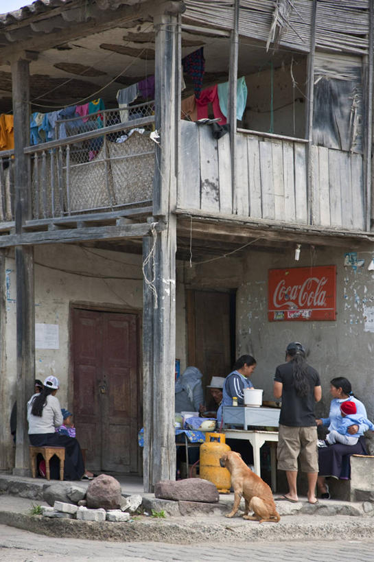 成年人,竖图,讨论,消费,厄瓜多尔,商品,珠子,市场,货摊,衣服,纪念品,社区,南美,摄影,羊毛,拉丁美洲,手艺,贸易,美术工艺,奥塔瓦洛,女人,美国人,说话,彩图,旅行,传统文化