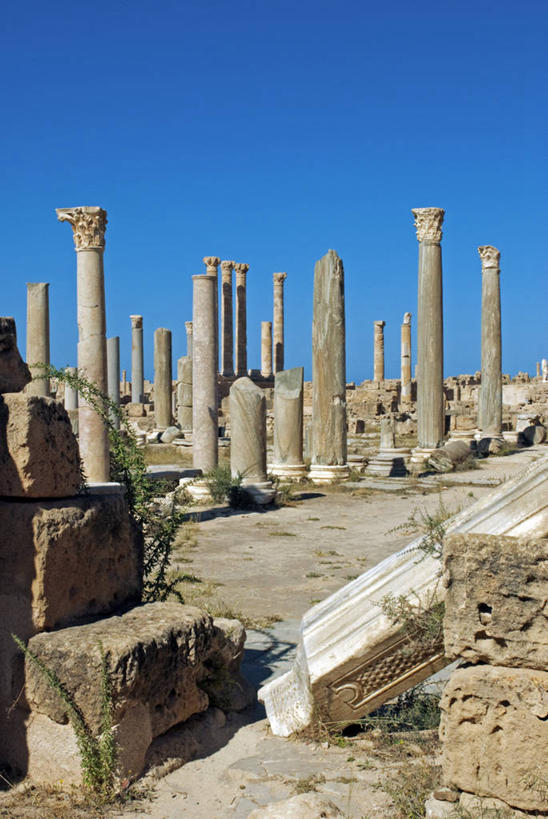 成年人,横图,非洲,利比亚,行人,游客,游人,柱子,北,路人,旅客,废墟,摄影,北非,阿拉伯风格,过客,萨布拉塔,女人,彩图,旅行,传统文化,联合国教科文组织