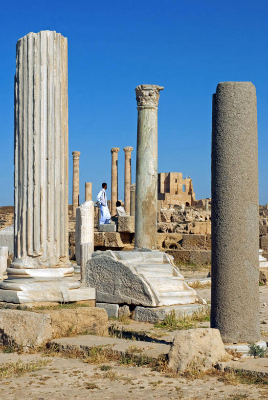 成年人,横图,非洲,利比亚,行人,游客,游人,柱子,北,路人,旅客,废墟,摄影,北非,阿拉伯风格,过客,萨布拉塔,女人,彩图,旅行,传统文化,联合国教科文组织