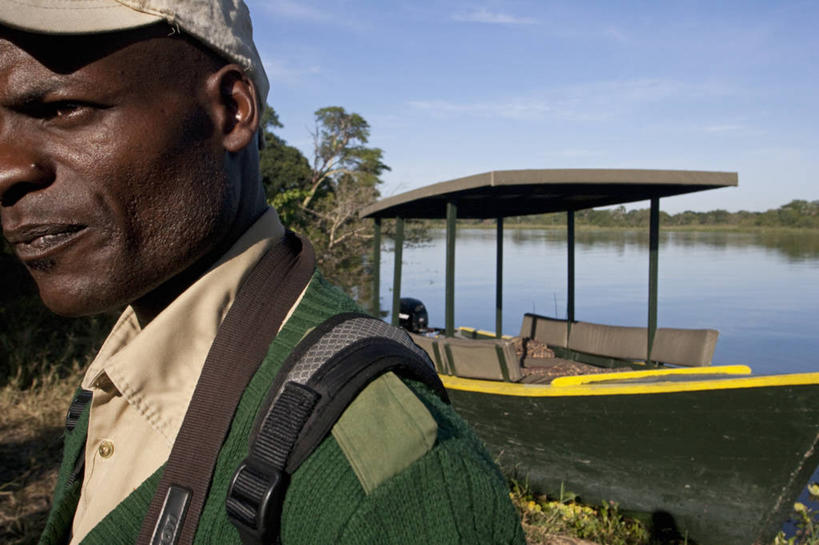 成年人,一个人,导游,横图,室外,旅游,探险,船,野生动物,非洲,马拉维,仅一个男性,自然,社区,摄影,双筒望远镜,马拉维湖,男人,彩图,旅行