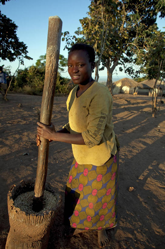 成年人,一个人,竖图,室外,美景,非洲,马拉维,仅一个女性,景观,面粉,食品,自然,社区,景色,摄影,研磨,瘦身,自然风光,研磨器,稷,女人,彩图,旅行,传统文化
