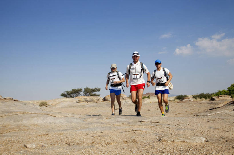 成年人,三个人,同事,跑,横图,锻炼,成功,运动,合作,团队,集体,信心,沙漠,非洲,纳米比亚,竞技运动,热,训练,队伍,车队,运输,摄影,活动,领导,成就,合伙,领袖,挑战,达马拉兰,马拉松赛跑,男人,触摸,彩图,旅行