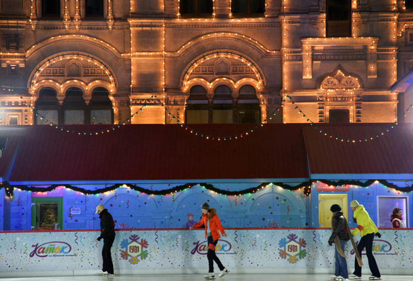 儿童,少年,成年人,横图,夜晚,旅游,滑冰,俄罗斯,圣诞节,行人,游客,游人,庆祝,冰,冬天,首都,路人,旅客,寒冷,摄影,活动,口香糖,溜冰场,莫斯科,冬季运动,过客,女孩,女人,彩图,旅行,独联体