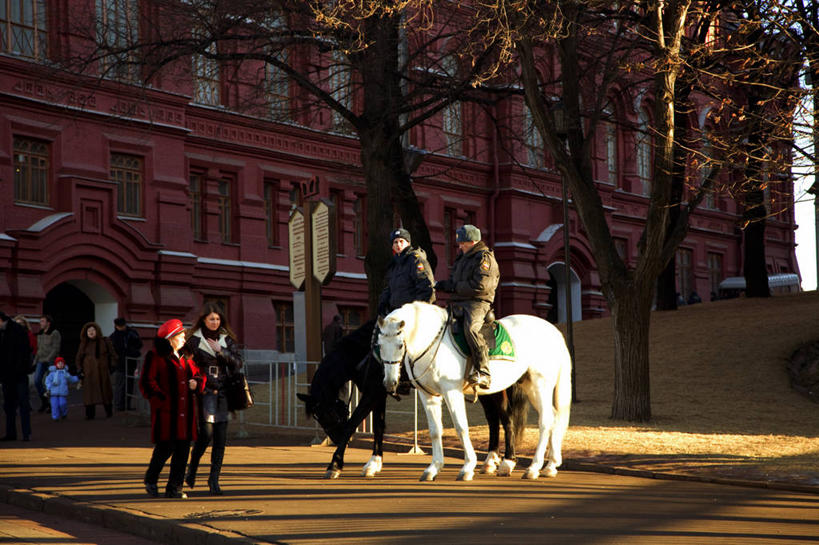 博物馆,横图,旅游,城市,马,俄罗斯,行人,游客,游人,军事,首都,历史,路人,旅客,摄影,警官,莫斯科,历史博物馆,过客,步行,彩图,旅行,俄罗斯文化,独联体