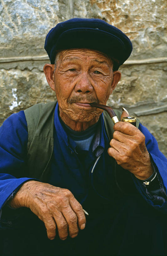 东方人,成年人,老年人,一个人,吸烟,竖图,丽江,亚洲,仅一个男性,仅一个人,纳西族,地标建筑,仅一个老年男性,摄影,宗教,烟斗,佛教,中国文化,云南省,老年男性,男人,男性,彩图,传统文化