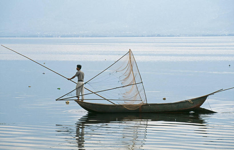 成年人,一个人,横图,室外,湖,水,船,大理,亚洲,仅一个男性,波纹,反射,摄影,渔网,男人,钓竿,彩图,钓鱼,传统文化,独处
