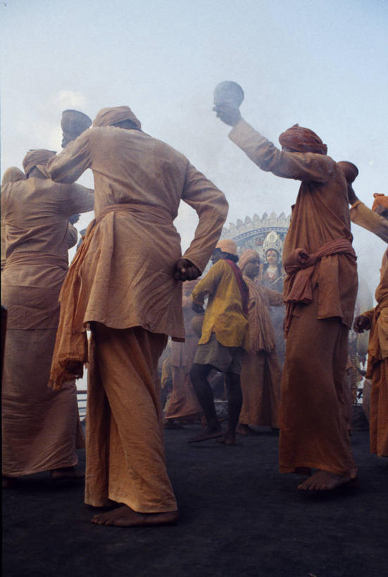 竖图,室外,河流,印度,庆祝,燃烧,衣服,橙色,摄影,宗教,朝圣节,印度文化,印度教,北方邦,瓦拉纳西,恒河,印度次大陆,彩图,传统服装,装扮,舞蹈,教派