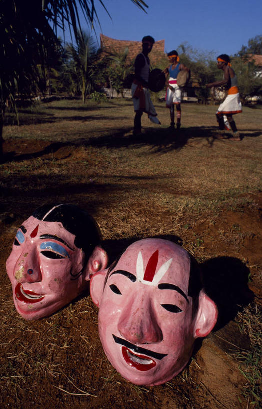 儿童,成年人,一个人,坐,竖图,室外,裙子,项链,珠宝,刺绣,印度,哥斯达黎加,服装,头巾,头饰,人行道,纹身,衣服,黑色,发饰,摄影,服饰,手镯,复杂,北美,北美洲,衣着,穿着,修道院,脚链,肖像,美洲,北亚美利加洲,亚美利加洲,耳饰,哥斯达黎加共和国,衣饰,古吉拉特邦,卡塔戈,卡塔戈省,女孩,女人,彩图,传统服装,卡奇