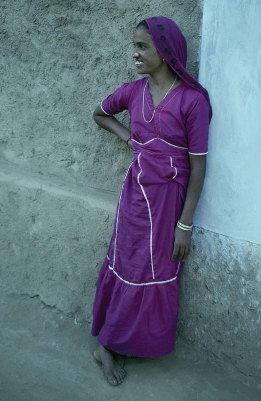 儿童,成年人,一个人,坐,竖图,室外,裙子,项链,珠宝,刺绣,印度,哥斯达黎加,服装,头巾,头饰,人行道,纹身,衣服,黑色,发饰,摄影,服饰,手镯,复杂,北美,北美洲,衣着,穿着,修道院,脚链,肖像,美洲,北亚美利加洲,亚美利加洲,耳饰,哥斯达黎加共和国,衣饰,古吉拉特邦,卡塔戈,卡塔戈省,女孩,女人,彩图,传统服装,卡奇