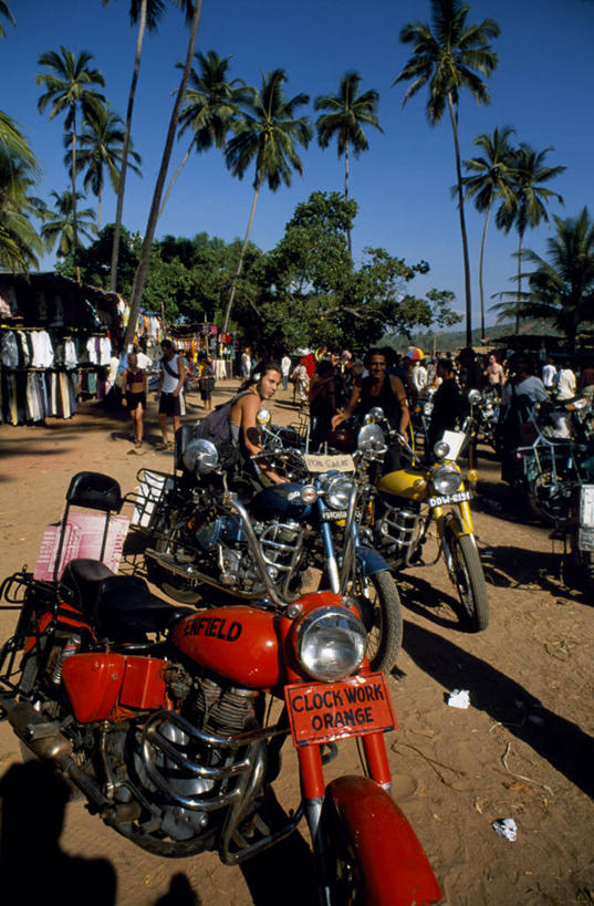 竖图,室外,旅游,探险,旅途,摩托车,棕榈树,纺织品,印度,乘客,行人,游客,游人,市场,货摊,路人,旅客,疲倦,运输,摄影,秒针,疲劳,疲惫,困乏,疲乏,委顿,疲困,疲顿,疲钝,倦怠,怠倦,果阿,过客,彩图,街市