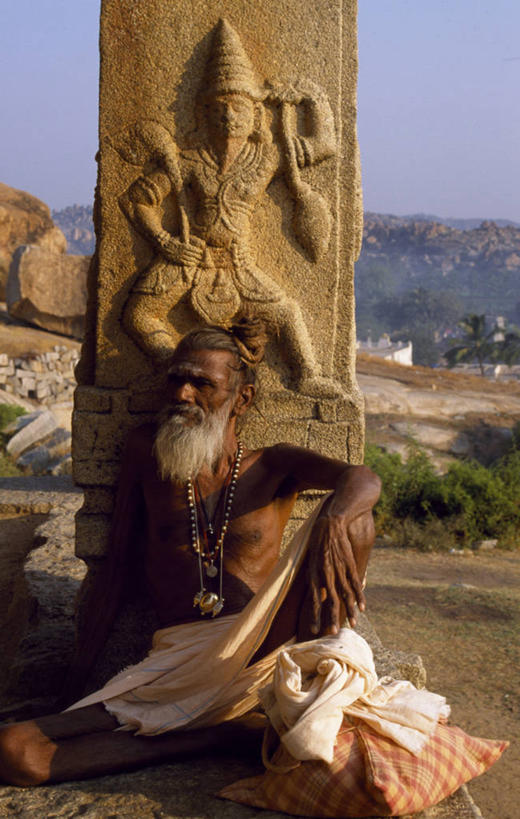 成年人,胡须,一个人,竖图,印度,仅一个男性,祈祷,休息,放松,摄影,卡纳塔克邦,灵性,苦行僧,亨比,男人,胡子,络腮胡,神父,彩图,朝拜者
