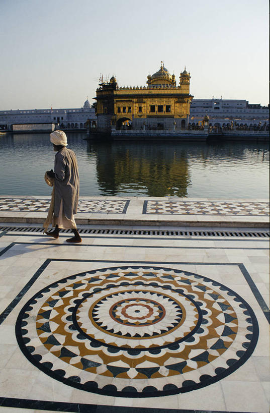 成年人,一个人,寺庙,竖图,湖,水,建筑,印度,亚洲,仅一个男性,花纹,艺术,装饰,图案,艺术品,黄金,摄影,宗教,宗教建筑,朝圣节,印度文化,印度教,灵性,式样,美术工艺,阿姆利则,死水,男人,设计,步行,彩图,朝拜者,锡克教
