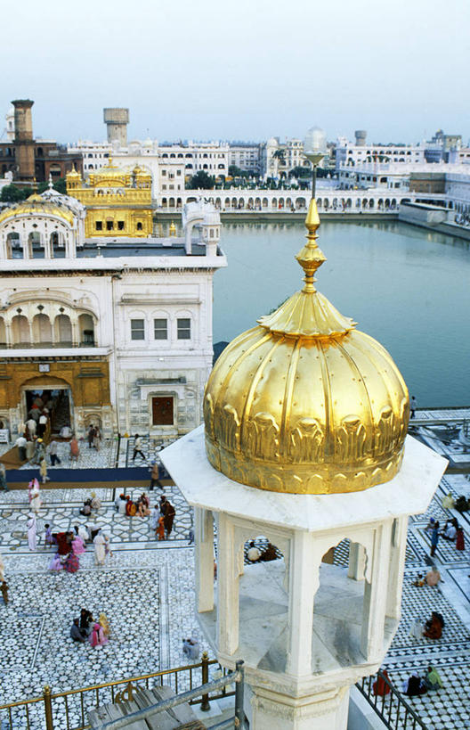 成年人,寺庙,竖图,湖,水,印度,亚洲,大门,拱门,堤道,黄金,摄影,宗教,神殿,圆顶建筑,宗教建筑,朝圣节,印度文化,印度教,灵性,阿姆利则,死水,男人,女人,彩图,朝拜者,锡克教