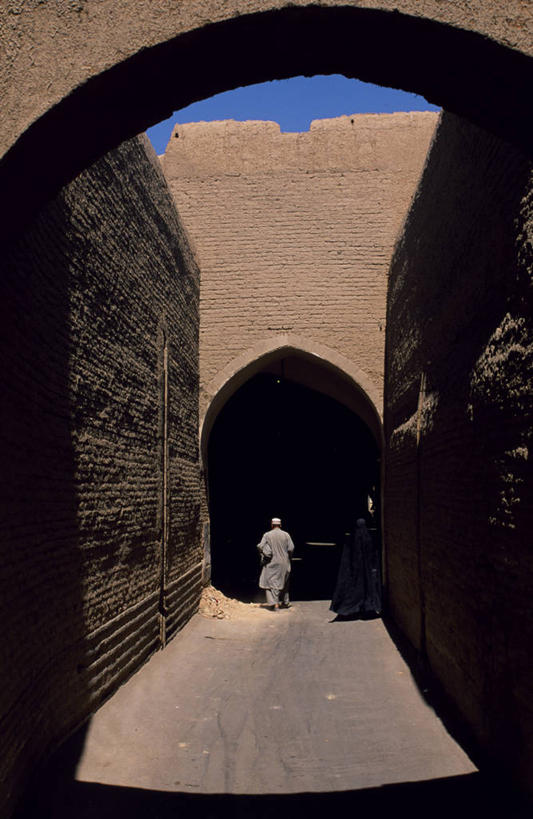 成年人,一个人,竖图,建筑,日光,伊朗,亚洲,仅一个男性,阴影,墙,拱门,古城,社区,摄影,建筑材料,亚兹德,男人,彩图,巷