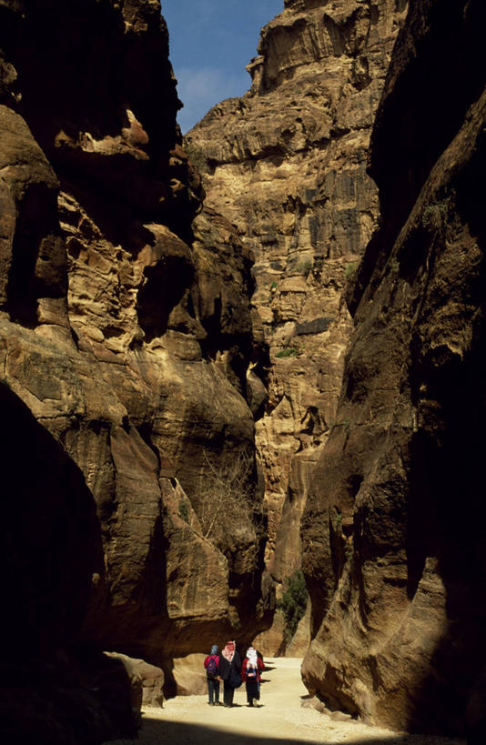 竖图,旅游,建筑,约旦,亚洲,行人,游客,游人,路人,旅客,废墟,摄影,考古学,中东,过客,彩图