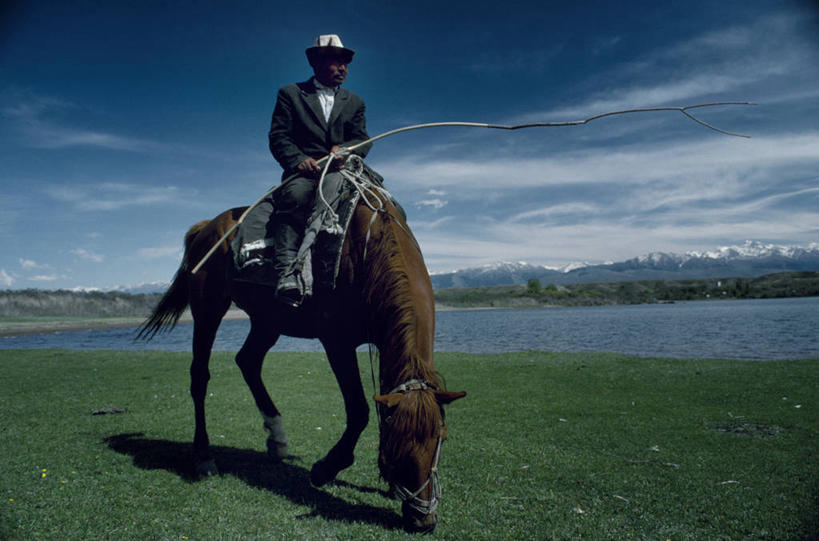 成年人,一个人,横图,室外,湖,马,帽子,吉尔吉斯斯坦,亚洲,仅一个男性,骑马,头饰,骑,摄影,中亚,牧人,男人,彩图,伊塞克湖