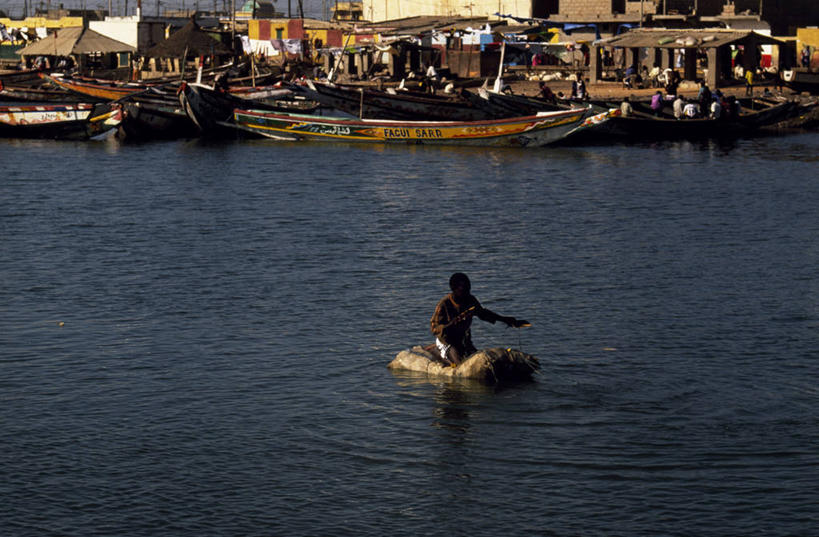 儿童,一个人,码头,横图,室外,纯洁,河流,水,船,客轮,非洲,塞内加尔,仅一个男性,仅一个人,漂浮,鱼类,小孩,仅一个小孩,可爱,童年,童趣,运输,摄影,漂流,童真,烂漫,无邪,圣路易,天真,男孩,男人,男性,孩子,彩图,钓鱼,男生
