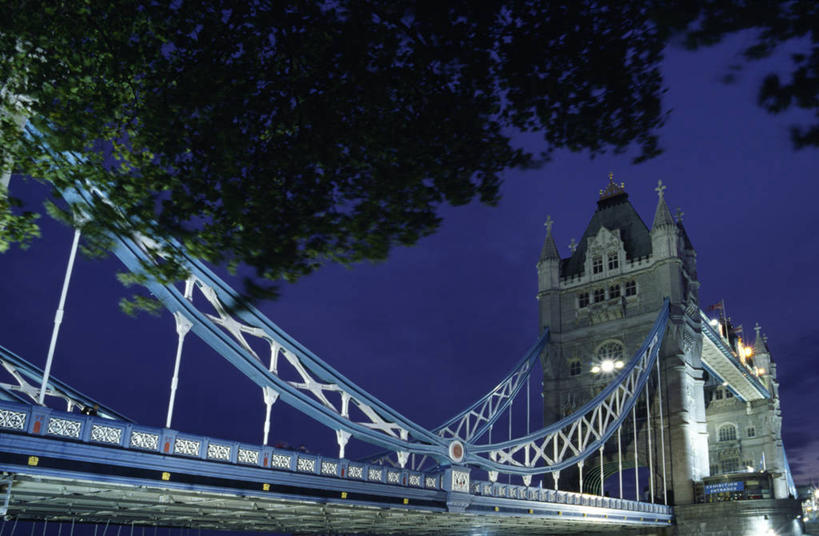 无人,横图,室外,夜晚,夜生活,河流,城市,建筑,英国,欧洲,地形,光,拱门,桥,首都,历史,英格兰,泰晤士河,风景,黄昏,地标建筑,摄影,吊桥,人行桥,悬索桥,照明设备,市政厅,吊杆,视角,英国文化,哥特式风格,塔桥,锚锭,悬索,彩图,旅行,泛光灯,建筑结构