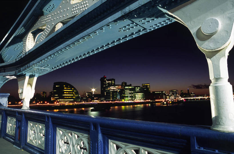 无人,横图,室外,夜晚,夜生活,河流,城市,建筑,英国,欧洲,地形,光,拱门,桥,首都,历史,英格兰,泰晤士河,风景,黄昏,地标建筑,摄影,吊桥,人行桥,悬索桥,照明设备,市政厅,吊杆,视角,英国文化,哥特式风格,塔桥,锚锭,悬索,彩图,旅行,泛光灯,建筑结构