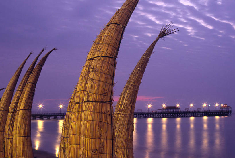 无人,码头,横图,室外,日落,港口,船,芦苇,秘鲁,地形,海岸线,城镇,稻草,渔船,北,紫色,风景,黄昏,南美,摄影,横梁,照亮,独木舟,横杆,美术工艺,彩图,旅行,摆渡口,埠头,渡口,渡头,港湾,海港,货运码头,口岸,商港,泛光灯,传统文化