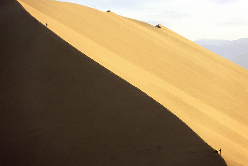 无人,攀登,横图,室外,旅游,度假,沙漠,秘鲁,阴影,弯曲,地形,沙丘,娱乐,风景,享受,休闲,南美,放松,摄影,巨大,庞大,上升,山脊,改变,比例,挑战,纯净,肌理,伊卡,宏大,硕大,伟大,巨人,冒险,步行,彩图,旅行,伴侣