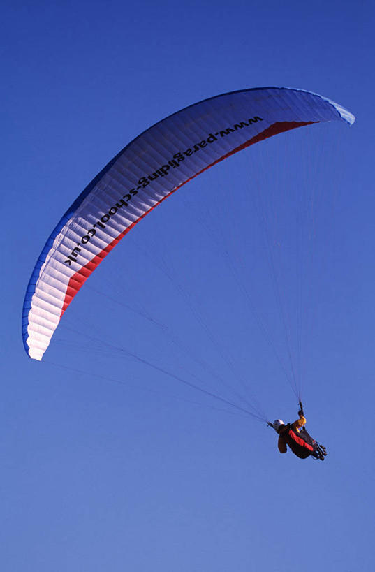 成年人,一个人,竖图,室外,白天,兴奋,自由,风险,运动,降落伞,仅一个男性,仅一个人,头饰,着陆,极限运动,飞,英格兰,仅一个年轻男性,背面,摄影,活动,登陆,载具,下降,降落,勇气,航空工具,减速器,冒险,男人,男性,年轻男性,年轻人,彩图