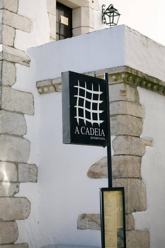 成年人,老年人,一个人,竖图,街道,葡萄牙,欧洲,仅一个女性,仅一个人,房屋,衣服,晾衣服,摄影,仅一个老年女性,悲痛,寡妇,阿连特茹,老年女性,女人,女性,彩图,传统文化