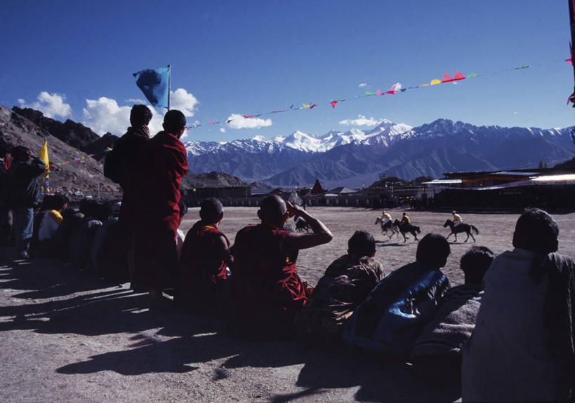 横图,室外,旅游,度假,探险,节能,尼泊尔,亚洲,行人,游客,游人,桥,娱乐,路人,旅客,享受,休闲,放松,摄影,生活方式,运送,背包客,喜马拉雅山脉,过客,冒险,休闲活动,步行,彩图,旅行,背包族,横越