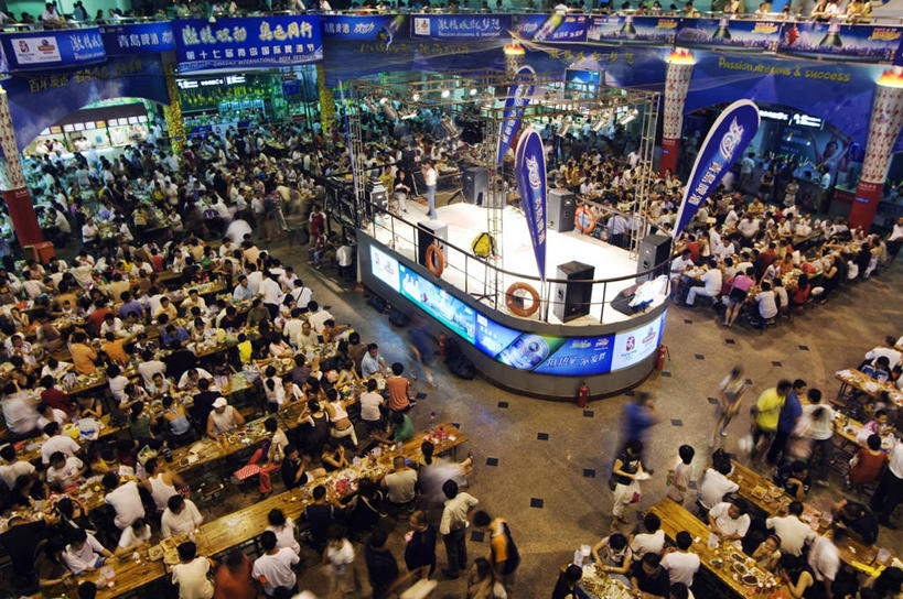 啤酒,横图,旅游,度假,中国,亚洲,行人,游客,游人,节日,庆祝,路人,旅客,黄昏,啤酒节,乐趣,摄影,享乐,群众,东亚,山东省,过客,休闲活动,彩图,旅行,传统文化