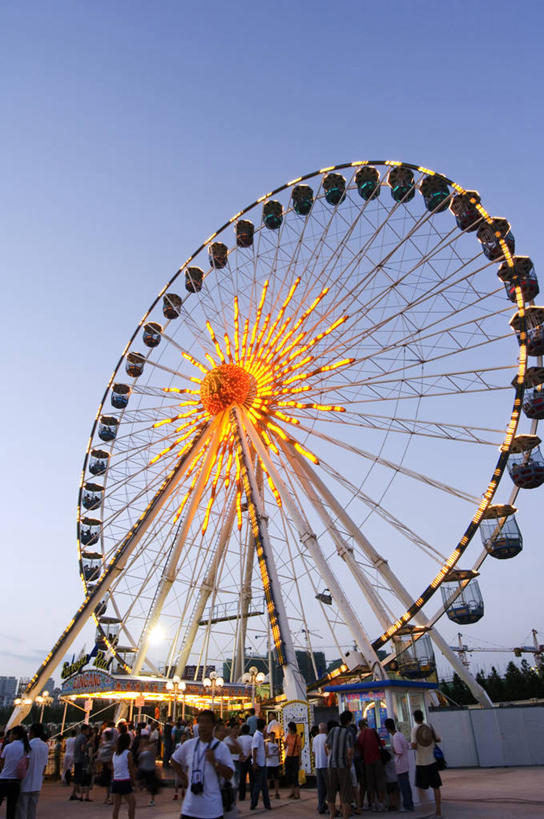 游乐园,竖图,室外,旅游,度假,日落,中国,亚洲,行人,游客,游人,节日,庆祝,路人,旅客,黄昏,啤酒节,乐趣,摄影,照亮,享乐,群众,东亚,大转轮,山东省,过客,休闲活动,彩图,旅行,传统文化